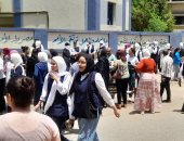 طلاب ثانوية عامة بأسوان يخرجون من اللجان فرحين بسهولة امتحانات اليوم.. فيديو وصور