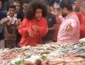 التيك توكر العالمي "نويل روبنسون" في سوق الأسماك ببورسعيد.. فيديو وصور