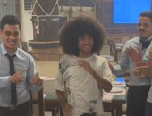 التيك توكر العالمي "نويل روبنسون" يرقص مع شباب بورسعيد في أحد المطاعم.. فيديو