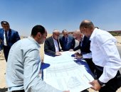 وزير الإسكان يتفقد مشروعات تطوير محاور الطرق ومشروع منطقة الخدمات بالقاهرة الجديدة