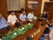 محافظ بورسعيد خلال استقباله قدامى اللاعبين: خبراتكم هامة للنادى المصرى