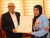 محافظ بورسعيد يكرم الطالبة "ندى" الأولى على الجمهورية فى شهادة الدبلومات الفنية