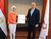 محافظ سوهاج يكرم الأولى على مستوى الجمهورية بمسابقة تطبيقات مايكروسوفت