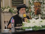 البابا تواضروس ممازحًا الأقباط بالإسكندرية: "خدوا بالكم منى شوية" 