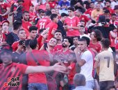 شاهد جماهير الأهلى تلتقط صورا مع شبيه مروان عطية فى مدرجات مباراة القمة