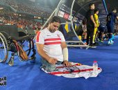 مشجع زملكاوى من ذوى الاحتياجات يصلى بين الشوطين فى مباراة القمة.. صور