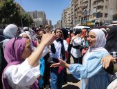طلاب الثانوية العامة بالإسكندرية يحتفلون بنهاية الامتحانات على أغنية "سطلانة".. فيديو