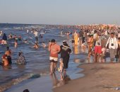 إقبال كبير من المصطافين على شواطئ مصيف بلطيم.. صور