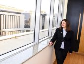 وزيرة الهجرة تنشر صورة "حمام" على شباك مكتبها فى العاصمة الإدارية.. وتعلق: بيقولوا الحمام خير