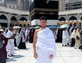 تريزيجيه ينشر صورته أمام الكعبة أثناء أداء مناسك العمرة