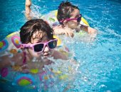 هل ممارسة السباحة مفيدة للطفل المصاب بحساسية الصدر؟