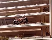 ملياردير صينى يضع سيارته فى شرفة شقته بالطابق الـ 44.. فيديو