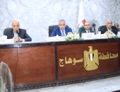 محافظ سوهاج يبحث موقف مشروعات المرحلة الأولى من مبادرة "حياة كريمة" 