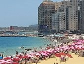 إقبال متوسط على شواطئ الإسكندرية مع رفع الرايات الخضراء