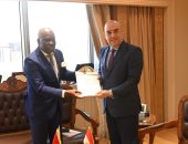 وزير الإسكان يتسلم دعوة نظيره الأنجولى لزيارة دولة أنجولا لتعزيز التعاون