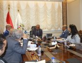 وزير قطاع الأعمال العام يبحث إجراءات إدراج القطن للتداول عبر بورصة السلع