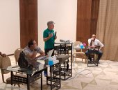  بيريرا يحاضر حكام الكرة الشاطئية ..صورة