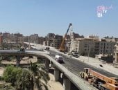 بدء رصف طريق محور عمرو بن العاص الجديد من أعلى الكبارى.. فيديو