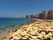 إقبال كبير على شواطئ الإسكندرية هربا من ارتفاع درجات الحرارة.. صور