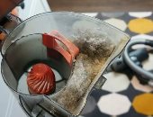 الطريقة الصحيحة لتنظيف كيس وفلتر المكنسة الكهربائية.. بلاش صابون