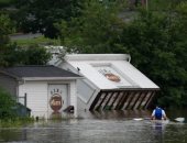 آثار مدمرة وفقدان 4 أشخاص بينهم طفلان بسبب فيضانات فى كندا.. صور