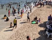 رفع الراية الخضراء على شواطئ الإسكندرية مع إقبال متوسط من المواطنين