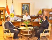 محافظ أسيوط يلتقى مسئولى الكهرباء.. ويؤكد: استثناء المرافق الخدمية من تخفيف الأحمال