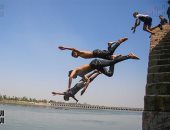 القفز فى الماء.. حيل الشباب للهروب من ارتفاع درجات الحرارة