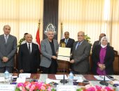 مجلس جامعة الزقازيق يكرم علماءها الحاصلين على جوائز الدولة     