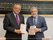 سفير تشيلى يهدى مكتبة الإسكندرية مؤلفات أبرز أدباء وشعراء تشيلى
