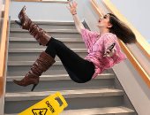 دراسة: النساء يسقطن على السلالم أكثر من الرجال