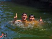الهروب من حرارة الجو.. القفز فى الماء حيلة الشباب للتغلب على الصيف القاسي