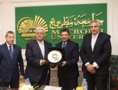 وزير التعليم العالى يكرم رئيس جامعة دمياط فى آخر جلساته بـ"الأعلى للجامعات"