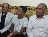 وكيل تعليم المنيا يزور الطالب كيرلس يعقوب الرابع على الثانوية العامة بمنزله لتقديم التهنئة