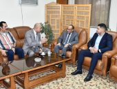 نائب رئيس جامعة القناة لشئون التعليم يستقبل وفد "حياة كريمة" بالإسماعيلية