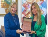 وزيرة الثقافة الأردنية تكرم الإعلامية شافكى المنيرى 