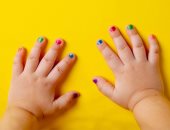 5 مخاطر من وضع المانيكير للأطفال.. منها تهيج الجلد