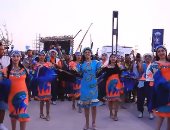 فرقة فنون شعبية ولاعبو السيرك ينشرون البهجة فى مهرجان العلمين