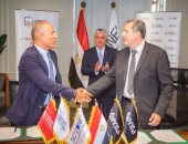 رئيس المنطقة الاقتصادية يشهد توقيع عقد التخصيص لمصنع للأجهزة الكهربائية بالعين السخنة