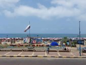 إقبال متوسط على شواطئ الإسكندرية مع رفع الراية الخضراء شرقا