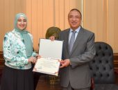 محافظ الإسكندرية يكرم صاحبة المركز الثالث بالثانوية العامة على مستوى الجمهورية