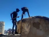 إزالة خزان متهالك أعلى عقار بحى جمرك الإسكندرية حفاظا على الأرواح