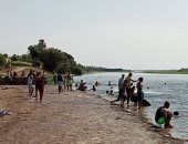 شباب الأقصر يهربون من حرارة الطقس بالسباحة في نهر النيل.. صور