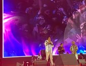 جمهور الكينج محمد منير يتفاعلون مع أغانيه فى حفل مهرجان العلمين
