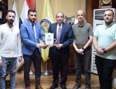 باحثون عراقيون يكرمون رئيس جامعة بنى سويف لمجهوداته ودعمه للوافدين