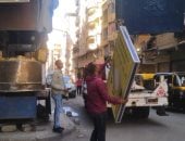 حملة إزالة للإعلانات المخالفة بحى المنتزه ثان فى الإسكندرية