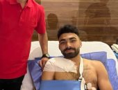 طبيب الأهلى يزور خالد عبد الفتاح بعد جراحة كسر الترقوة