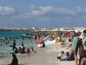 طقس معتدل وأجواء رائعة على شواطئ مطروح وارتفاع نسب الإشغال.. فيديو وصور