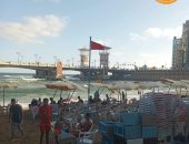 حالة البحر غير مستقرة فى الإسكندرية.. إقبال متوسط على الشواطئ ورفع الرايات الحمراء غربا.. تيارات مائية شديدة فى "أبو تلات".. 6 شواطئ آمنة شرقا بسبب حواجز الأمواج.. و"المصايف" تضع 11 تحذيرا للمصطافين.. صور
