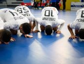 ناشئو اليد يحتفلون بالتأهل للمربع الذهبى ببطولة العالم بـ"سجدة شكر"